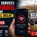 a smartphone displaying "No Internet Connection" in front of a protest near Parliament in Central Delhi, illustrating reports of mobile internet disruptions during the CJP march while highlighting that no publicly released official suspension order was available.
