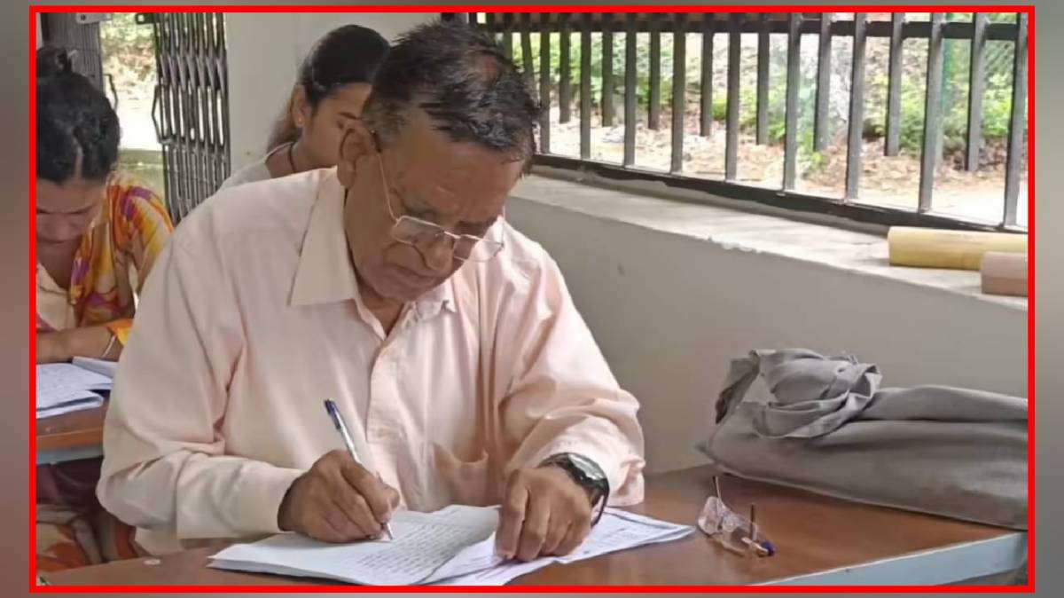 75-year-old Milkhi Ram writing an IGNOU examination in Himachal Pradesh after earning 32 academic degrees, showcasing lifelong learning and proving that age is no barrier to education.